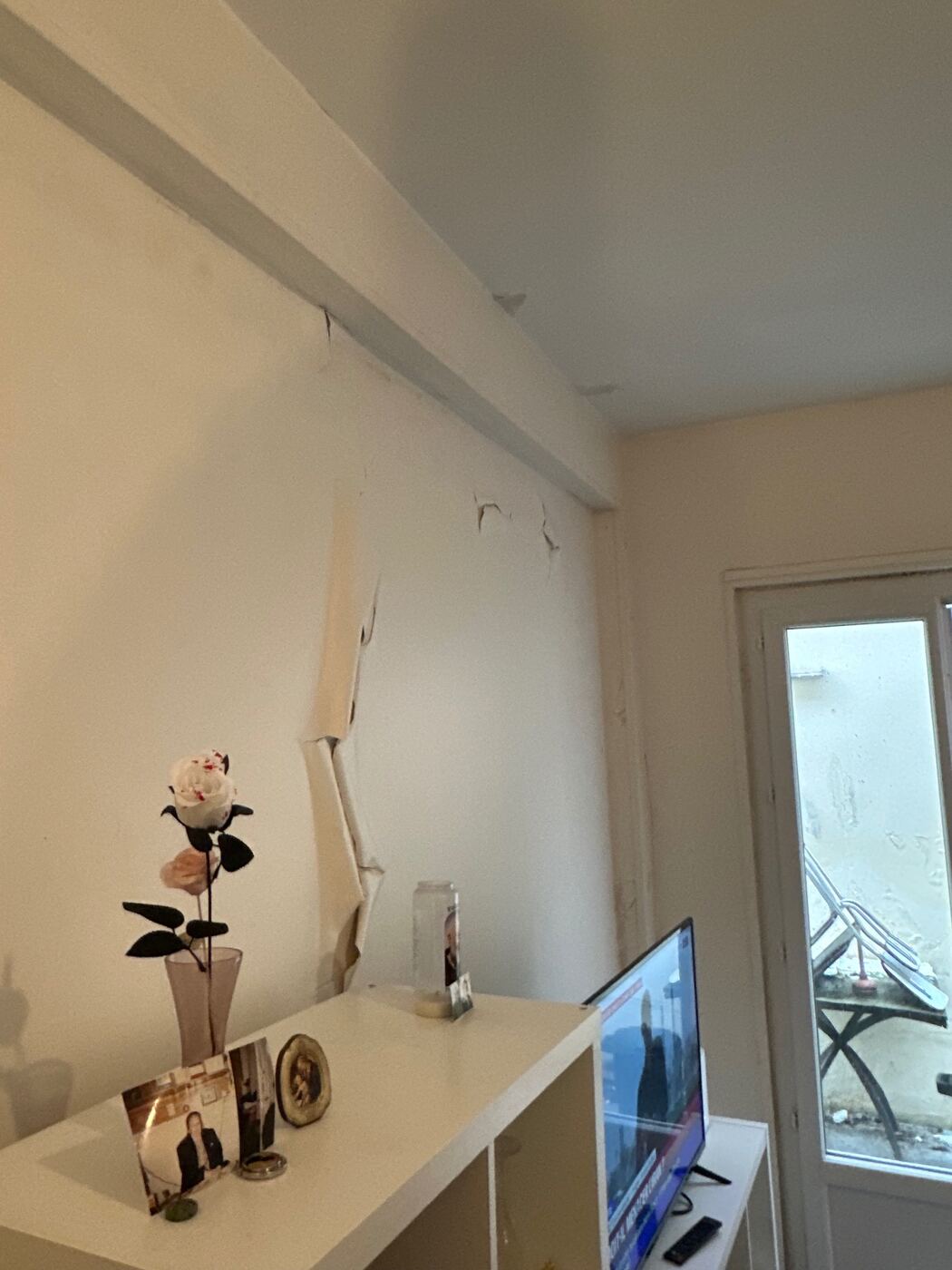 Détail d'une plinthe et d'un bas de mur dégradés par l'humidité