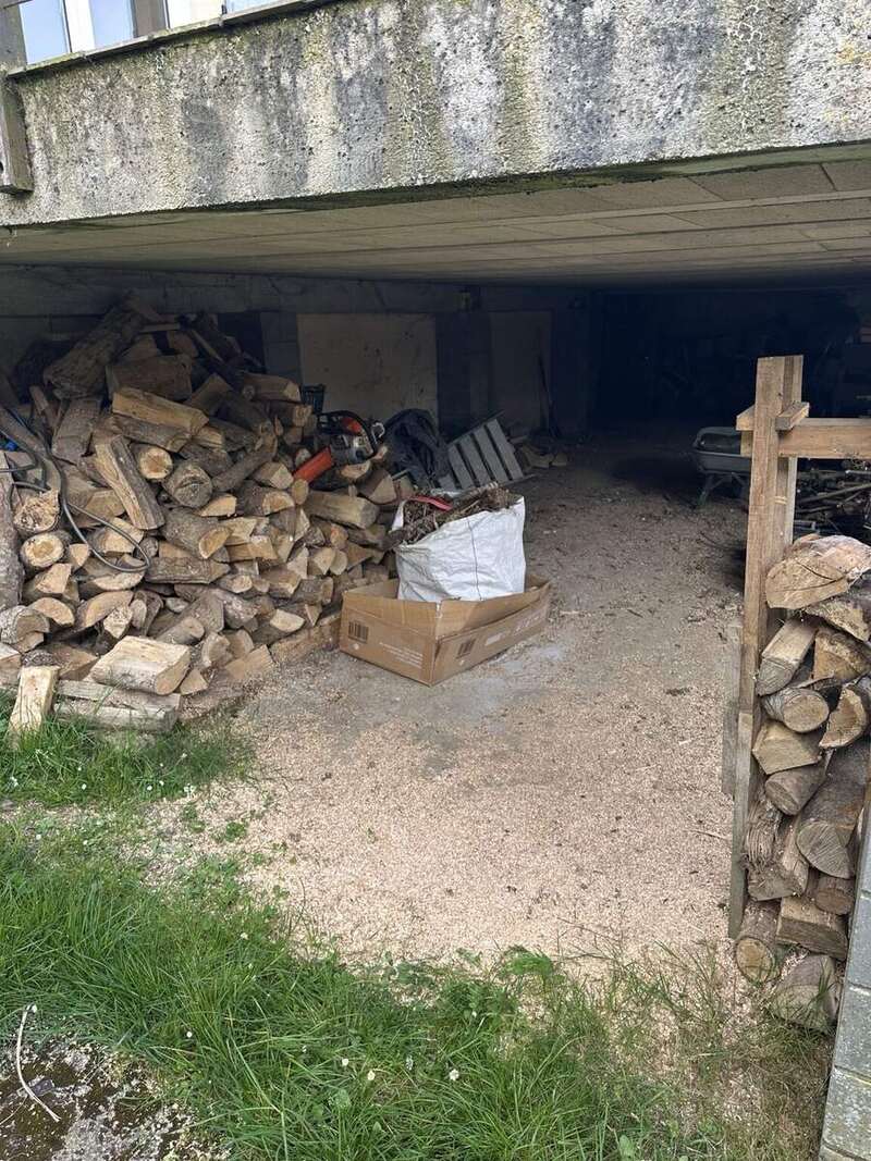 Vue extérieure d'un vide sanitaire semi-enterré avec terrain en contact direct — configuration nécessitant un drainage périphérique