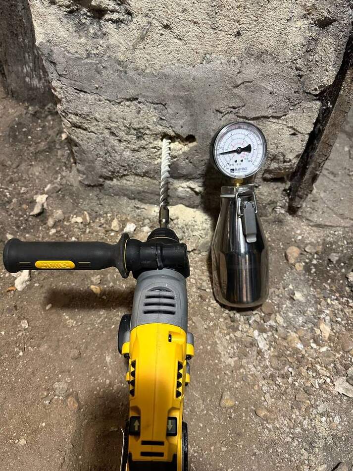 Bouteille de mesure CM-Gerät posée près du carottage de contrôle après 8 mois