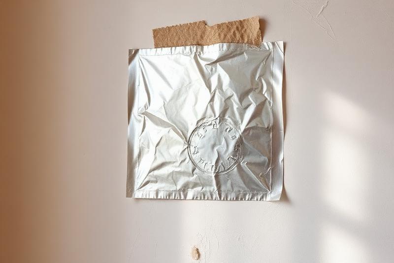 Test du papier aluminium scotché sur un mur humide pour différencier condensation et infiltration