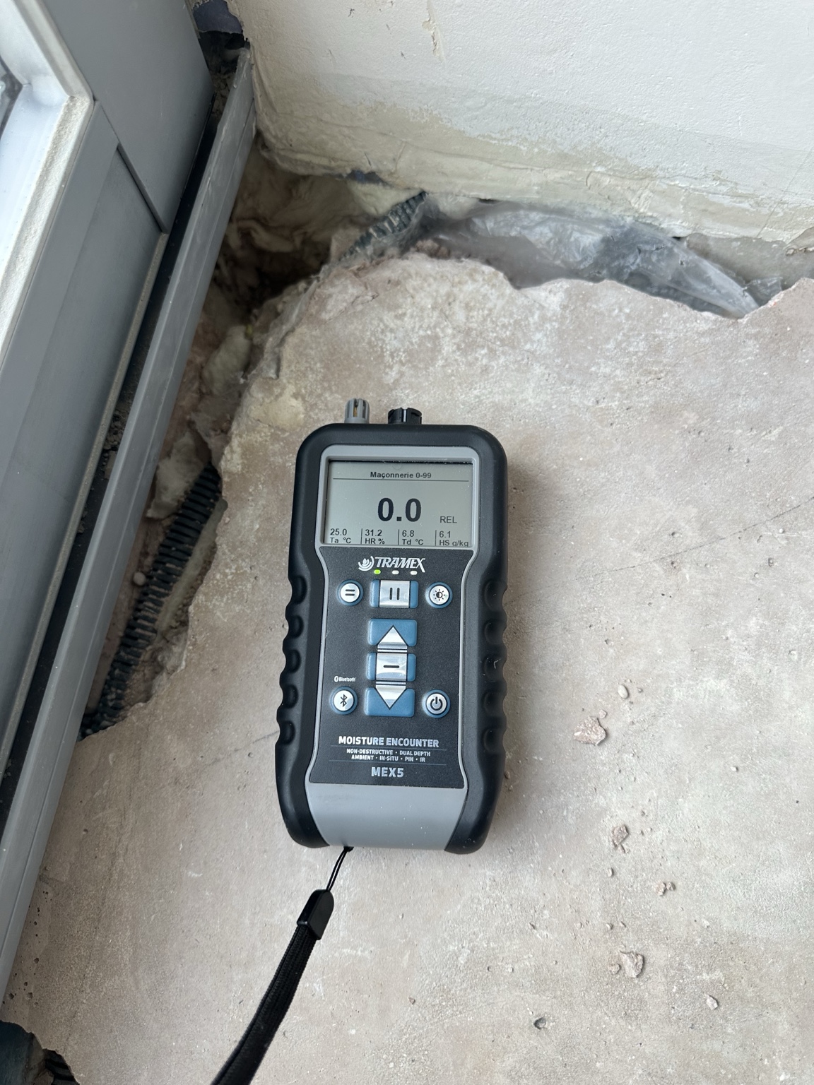 Mesure d'humidité après assèchement à 0.0 REL avec un Tramex MEX5 — dalle sèche