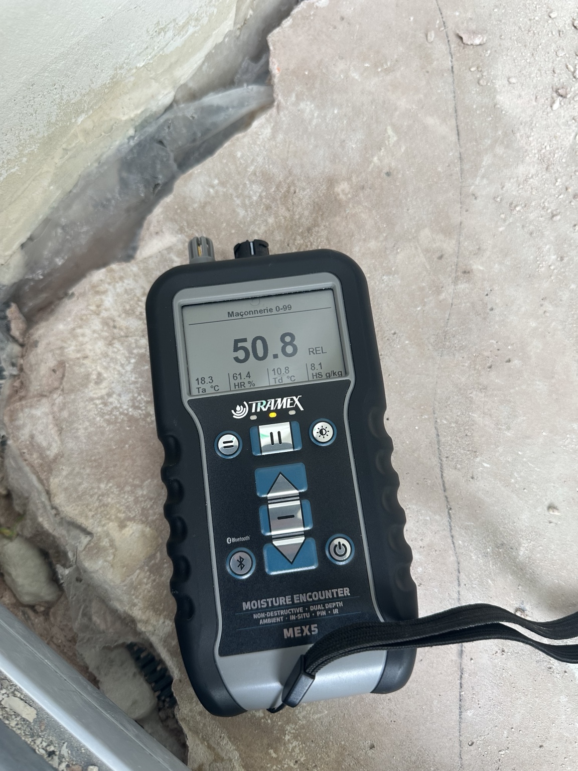 Mesure d'humidité initiale à 50.8 REL avec un Tramex MEX5 sur dalle près d'une baie vitrée